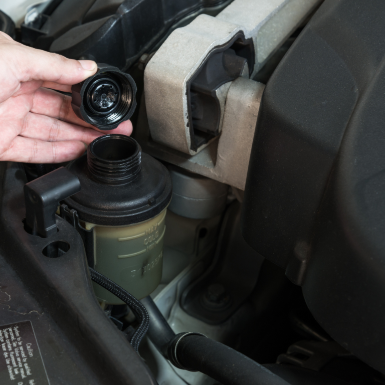 En la imagen se muestra una persona inspeccionando fluidos de un motor.