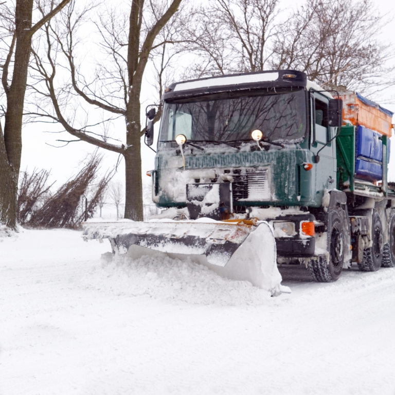 En la imagen se muestra un camión limpiando nieve