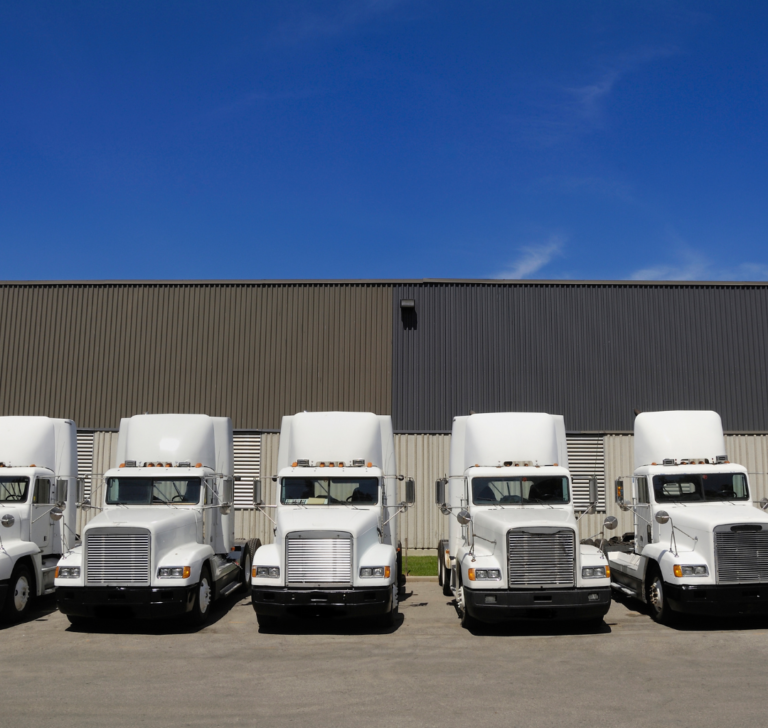 En la imagen se muestran camiones, referenciando el índice de tonelaje de camiones