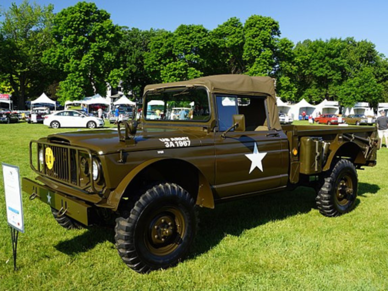 En la imagen se muestra un cmaión Kaiser Jeep M715, 1967-1969