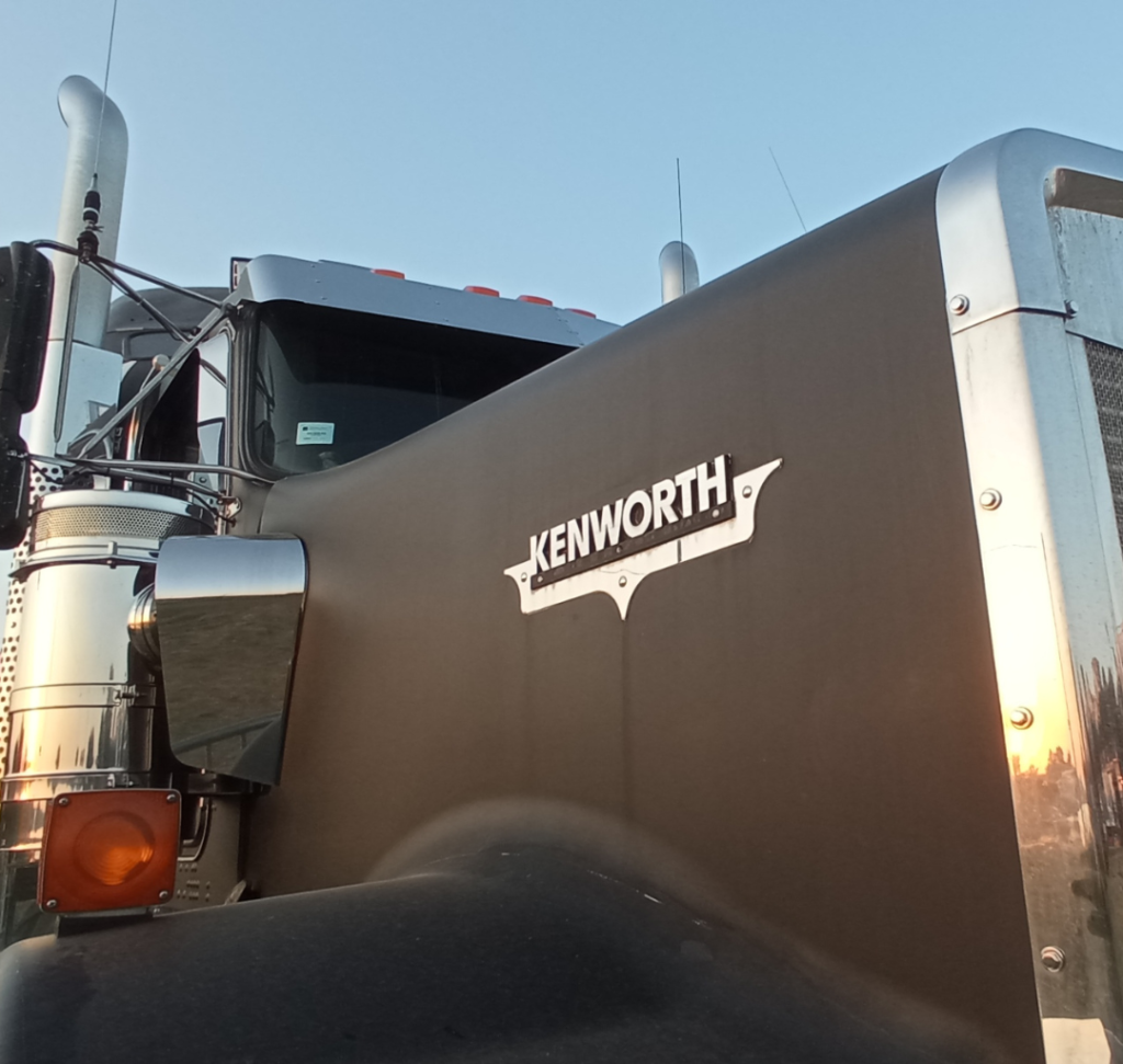 En la imagen se muestra un camión de la marca Kenworth