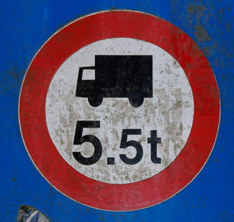 En la imagen se muestra un señalamiento indicando el peso de un camión