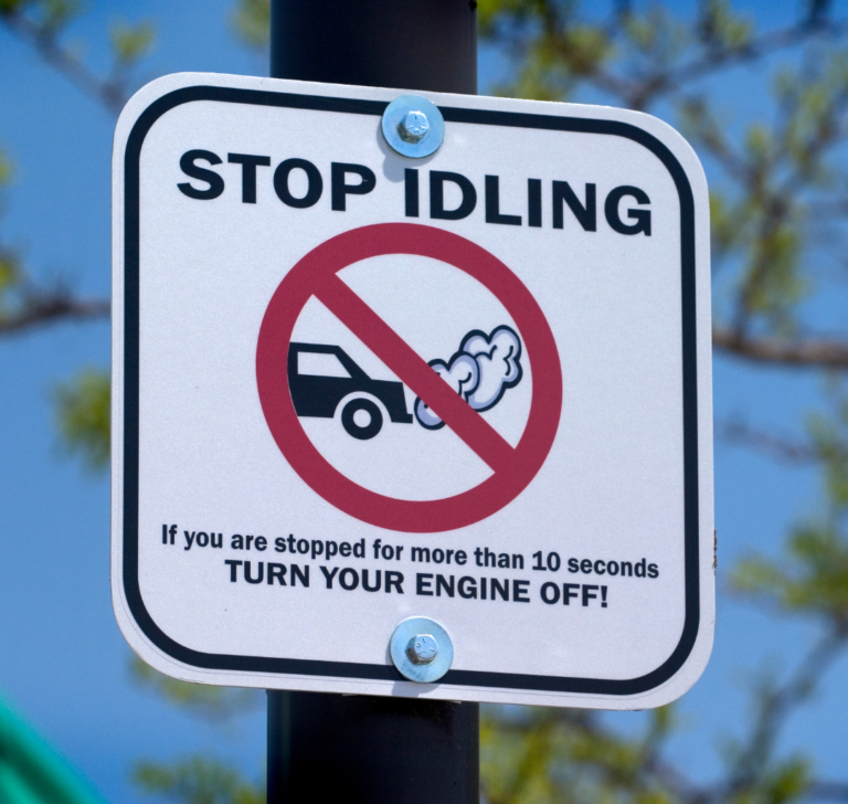 En la imagen se muestra un señalamiento que prohíbe el ralentí de camiones