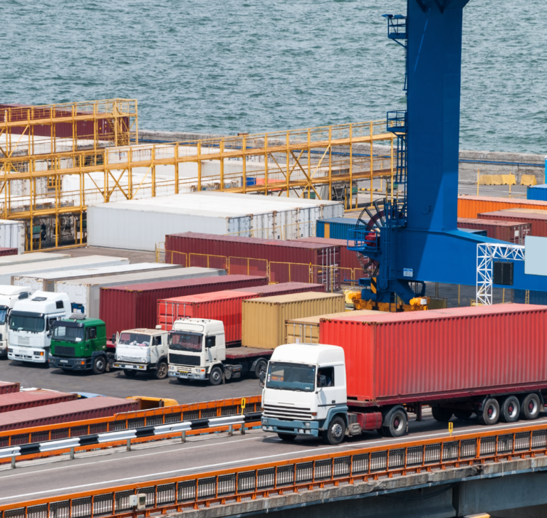 En la imagen se muestran camiones en puertos