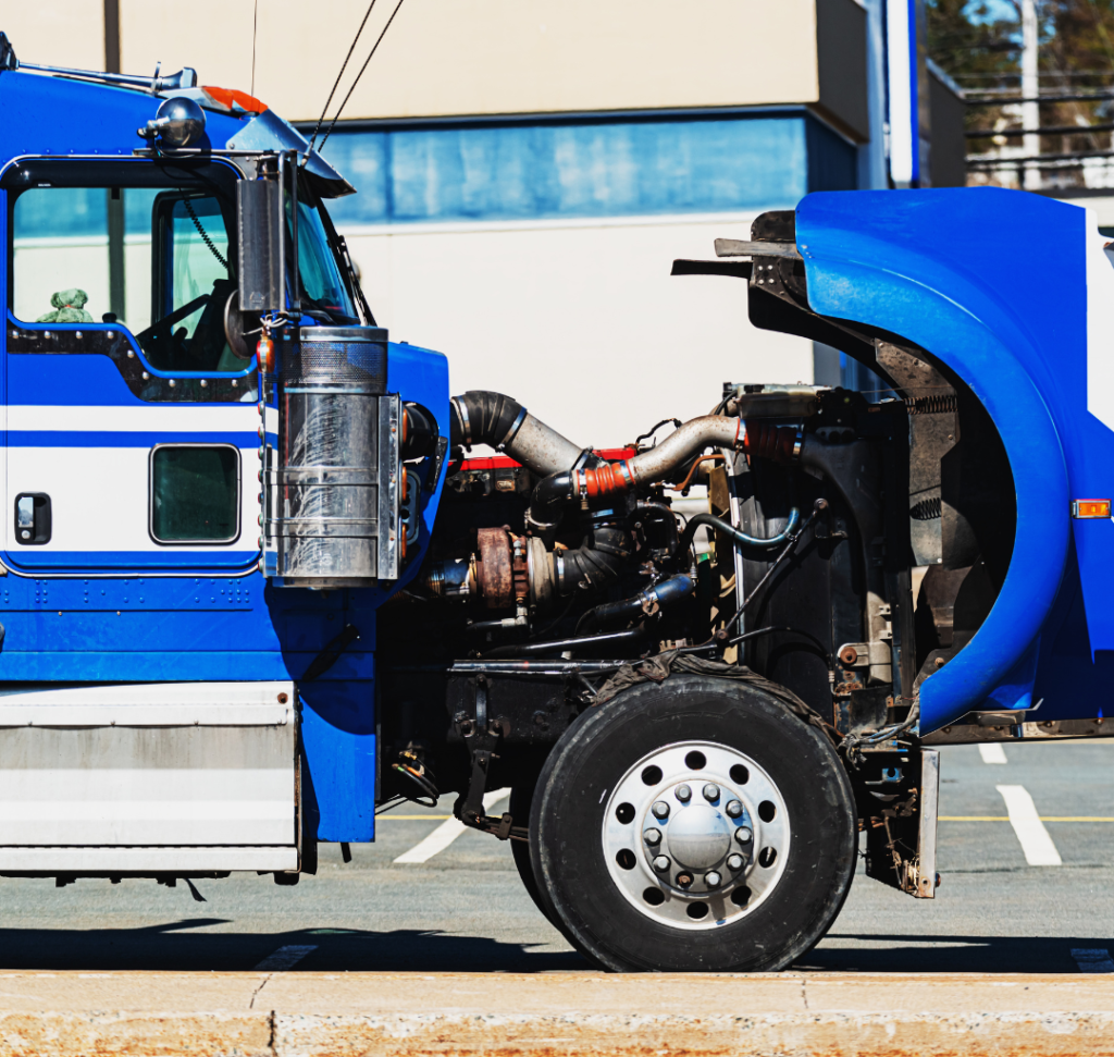 En la imagen se muestra un camión con el motor expuesto